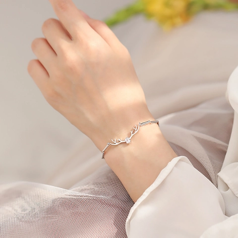 Minimalist Antler Deer Horn Bracelet For Women Platinum Plated Copper Rhinestone Inlaid Forest Style Adjustable Hand Chain Jewelry