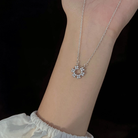 Elegante Collana Con Ciondolo a Fiore Circolare in Rame Placcato Oro Bianco e Zirconia Stile Coreano Minimalista Donna Gioielli