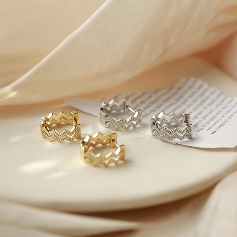 Gegolfde Zirkonia Huggie Oorbellen Voor Dames Koper Goud Zilver Verguld Elegant Minimalistisch Mode Sieraden Cadeau