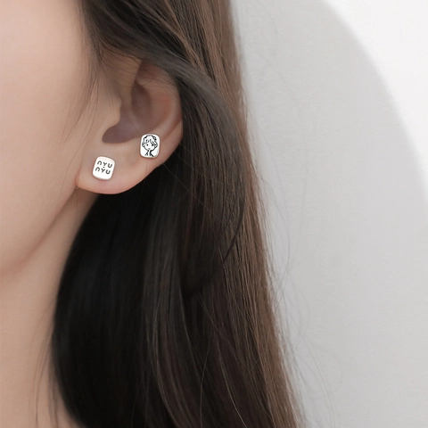 Minimalistische Asymmetrische Quadratische Ohrstecker Kupfer Versilbert Cartoon Figur Design Geometrischer Schmuck Damen