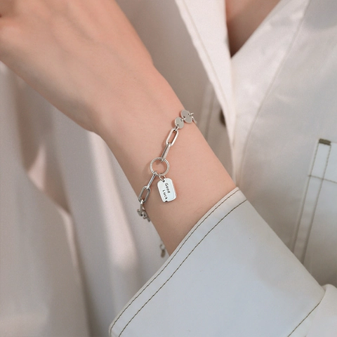 Bracciale a Catena con Piastrina Quadrata Good Luck in Rame Minimalista Retrò da Donna Placcato Argento Design di Nicchia Gioielli