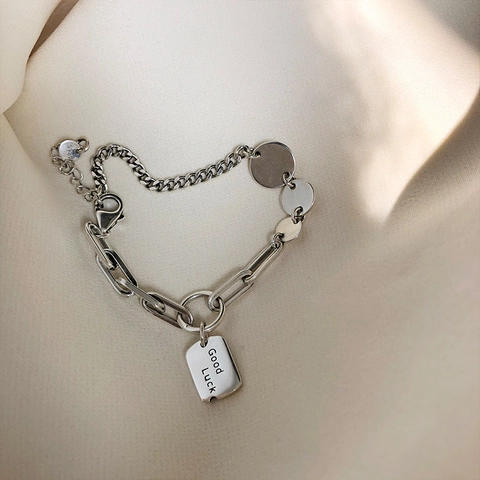 Bracciale a Catena con Piastrina Quadrata Good Luck in Rame Minimalista Retrò da Donna Placcato Argento Design di Nicchia Gioielli