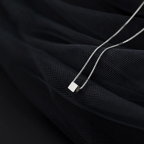 Collier Pendentif Cube Géométrique en Cuivre Plaqué Argent Minimaliste Femmes Style Coréen Brossé Bijoux Clavicule