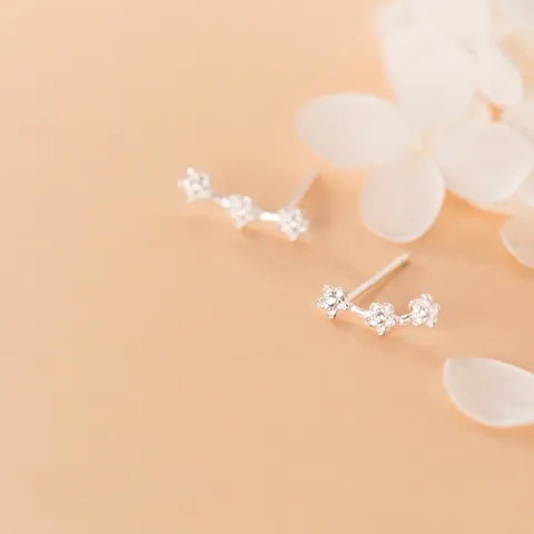 Minimalistische Kupfer Strass Gebogene Drei Blumen Ohrstecker Versilbert Süß Florale Ohrringe Für Damen Schmuck