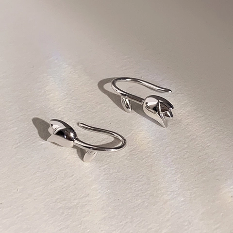 Orecchini a Bottone con Fiore di Tulipano Francese in Rame Placcato Platino con Perno in Argento Sterling 925 per Donna