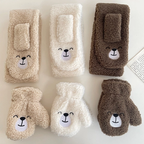 Simpatici Accessori Invernali Bambini con Ricamo a Orsetto Sciarpa a Incrocio e Guanti con Cordino in Pile di Sherpa