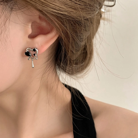 Geschmolzenes Herz Ohrstecker Platinierte Kupfer 925 Sterlingsilber Stift Schwarze Zirkonia Flüssigmetall Dark Aesthetic Schmuck