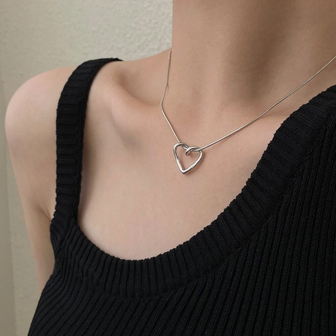 Minimalistische Halskette Mit Hohlem Herzanhänger Silberner Kupferton Schlangenknochenkette Für Damen Vielseitiger Schmuck