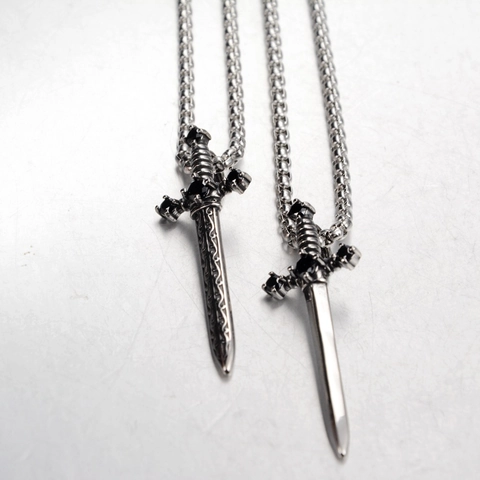 Collana con Ciondolo a Spada in Acciaio Inossidabile Gotico per Uomo Donna Vintage Punk Hip Hop Spada con Zirconia Nera
