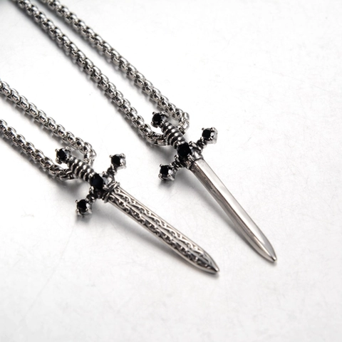 Collana con Ciondolo a Spada in Acciaio Inossidabile Gotico per Uomo Donna Vintage Punk Hip Hop Spada con Zirconia Nera