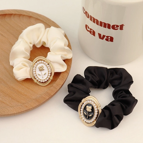 Französisches Retro Satin Scrunchie Mit Rosenrelief Künstliche Perlen Legierung Verzierung Elegantes Plissee Haar Zubehör Damen