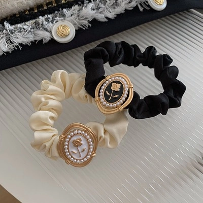 Französisches Retro Satin Scrunchie Mit Rosenrelief Künstliche Perlen Legierung Verzierung Elegantes Plissee Haar Zubehör Damen