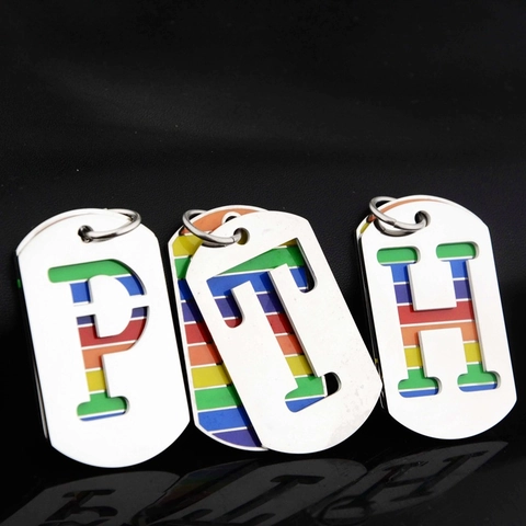 Titanstahl Hohl Alphabet Buchstabe Militär Dog Tag Anhänger Halskette Regenbogenstreifen Hip Hop Unisex Schmuck Personalisiertes Geschenk