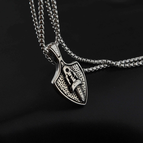Collar de Colgante de Escudo y Daga de Acero Inoxidable Vintage Retro Gótico Hip Hop Joyería Streetwear para Hombre Mujer
