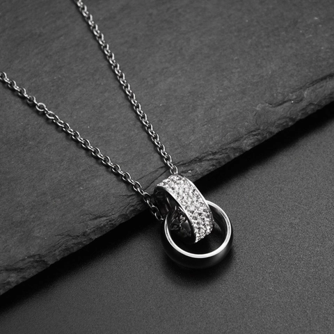 Collier Pendentif Double Anneau Entrelacé en Acier Titane Argent Strass Chaîne de Perles Artificielles Bijoux Hip Hop pour Hommes Femmes