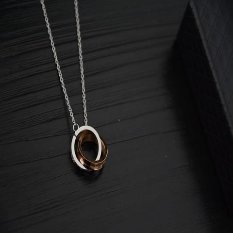 Trendige Zweifarbige Ineinandergreifende Kreis Anhänger Halskette Edelstahl Roségold Silber Graviert Doppelring Pärchen Schmuck