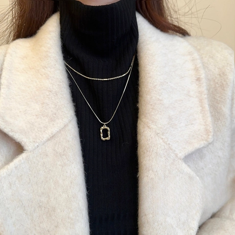 Collier Superposé Pendentif Rectangle Martelé Creux Carré Géométrique Chaîne Serpent Élégant Chaîne de Pull pour Femme