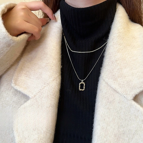 Collier Superposé Pendentif Rectangle Martelé Creux Carré Géométrique Chaîne Serpent Élégant Chaîne de Pull pour Femme