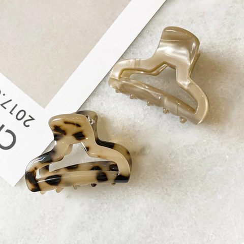 Vintage Acetate Geometric Hollow Triangle Hair Claw Clips For Women Marble Tortoiseshell Small Side Bangs Hair Accessory