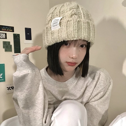 Women's Winter Warm Cable Knit Beanie Hat Thick Acrylic Solid Color Skull Cap With Square Patch For Daily Casual Wear
