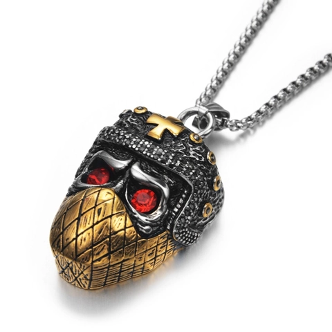 Collier Pendentif Crâne de Ninja en Acier Titane Punk Gothique Pendentif Casque de Croix en Strass Rouge pour Hommes Femmes Bijoux Hip Hop