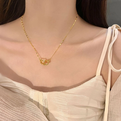 Collana con Pendente a Trifoglio Incastonato in Rame e Strass di Lusso per Donna Elegante Gioielli Floreali Dolce Galvanica Catena da Clavicola Stile Coreano