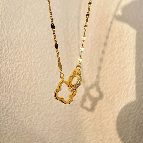 Collana con Pendente a Trifoglio Incastonato in Rame e Strass di Lusso per Donna Elegante Gioielli Floreali Dolce Galvanica Catena da Clavicola Stile Coreano