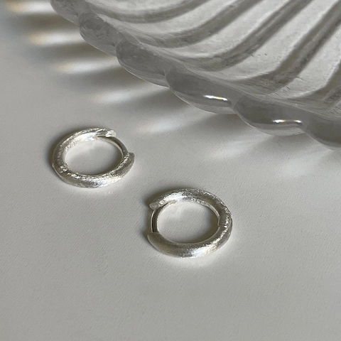 Orecchini a Cerchio Rotondi in Rame Spazzolato Minimalisti per Donna Orecchini Huggie Geometrici Placcati in Argento Gioielli Semplici Stile Freddo
