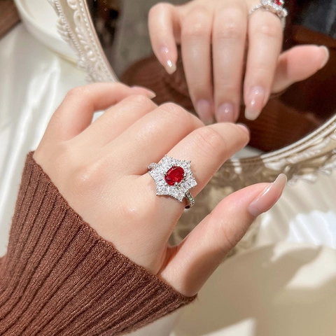 Lussuoso Anello Vintage in Rame con Strass Rossi Intarsiati per Donna Elegante Anello a Forma di Fiore di Neve Regolabile Gioielli da Festa