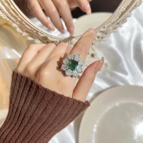 Luxurious Copper Emerald Green Flower Open Ring For Women Elegant Petal Rhinestone Adjustable Finger Ring Wedding Party Jewelry