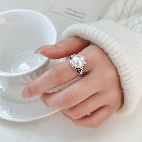 Vintage Thaisilber Beschichteter Kupfer Künstliche Perlenring Für Damen Eleganter Holer Rebenmuster Verstellbarer Offener Ring Palaststil Schmuck
