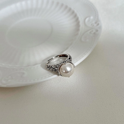 Vintage Thaisilber Beschichteter Kupfer Künstliche Perlenring Für Damen Eleganter Holer Rebenmuster Verstellbarer Offener Ring Palaststil Schmuck