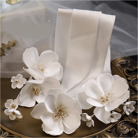 Diadema de Flores Blancas Minimalista Francesa Tocado de Novia Accesorios para el Cabello de Boda Elegante Satén Floral Hecho a Mano