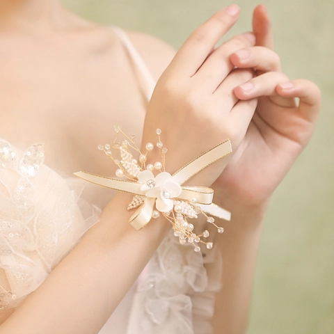 Flor de Muñeca de Boda Blanca Hecha a Mano Con Perla Artificial Diamante de Imitación Cinta de Satén Elegante Pulsera para Dama de Honor