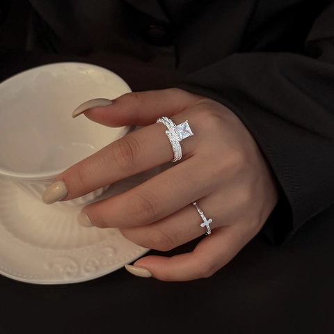 Eleganter Quadratischer Zirkon Kupfer Ring Mit Gedrehter Textur Verstellbar Silber Mattierter Fingerschmuck Damen Party