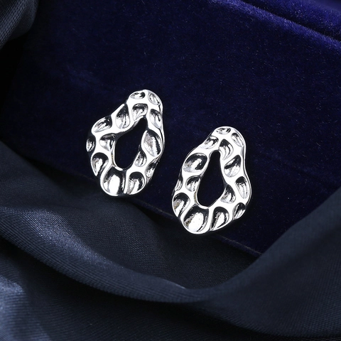 Boucles d'Oreilles Clous Torsadées Irrégulières en Cuivre Plaqué Or Blanc Avec Tige Argent Sterling 925 Texture Lave Bijoux