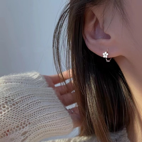 Orecchini a Cerchio Piccoli a Forma di Margherita da Donna in Rame Placcato Oro Argento Dolci Orecchini Huggie Floreali Gioielli