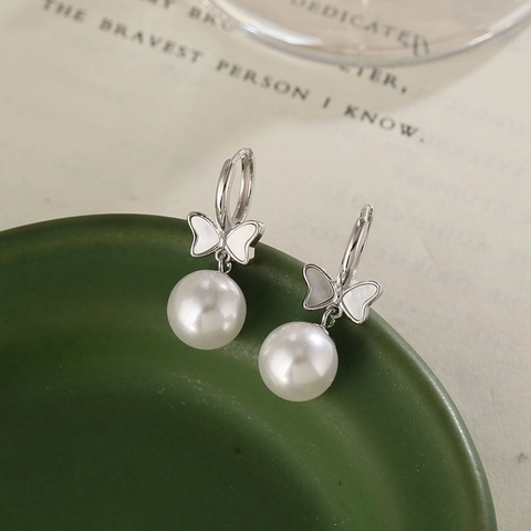 Silver Plated Copper Bowknot Artificial Pearl Drop Earrings Elegant Butterfly Shell Hoop Earrings For Women Wedding Party Jewelry