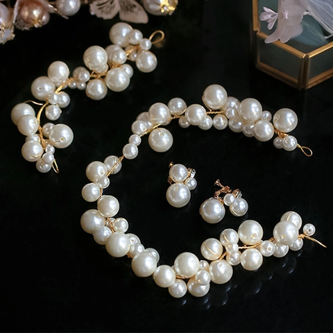 Set di Gioielli da Sposa Fatti a Mano in Perle Artificiali Vite in Filo d'Oro Cerchietto Vite per Capelli Bracciale Clip per Orecchie Accessori per Matrimonio