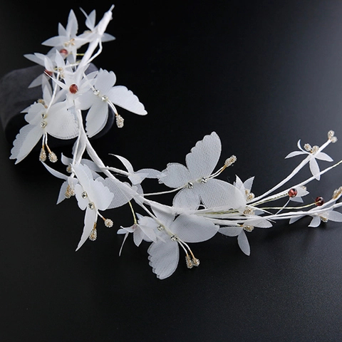 Fascia Sposa Fatta a Mano con Fiori in Organza Bianchi e Farfalle 3D Strass Perle Artificiali Accessorio per Capelli Donna Matrimonio Gioielli