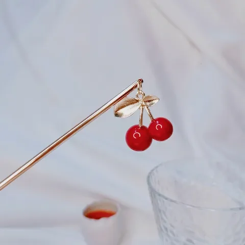 Bastoncino per Capelli a Ciliegia Fatto a Mano in Metallo Oro Forcina Ciondolo Frutta in Resina Rossa per Donna Accessorio