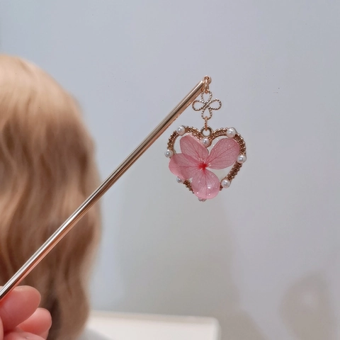 Vintage Gold Metall Haarstab Mit Herzform Getrocknete Hortensie Blume Anhänger Und Künstliche Perle Elegante Hanfu Zubehör Für Damen
