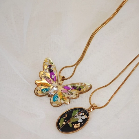 Collier Pendentif Papillon en Résine Fleurs Séchées Fait Main Vintage pour Femmes Alliage Or Strass Bijoux Floraux Ethniques