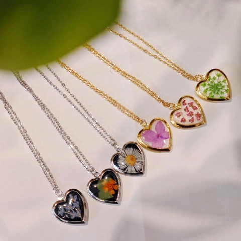 Handmade Stainless Steel Heart Locket Necklace For Women Real Dried Flower Resin Specimen Brass Botanical Pendant Jewelry Gift