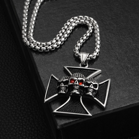 Collana con Pendente a Croce a Tre Teschi in Acciaio al Titanio Punk Goth per Unisex Occhi in Strass Rossi Gioielli Rock