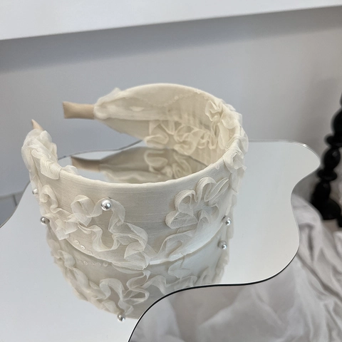 Cerchietto Largo in Tessuto Beige Elegante Francese Con Fiori di Perle Artificiali Design Plissettato Per Accessori Capelli Donna