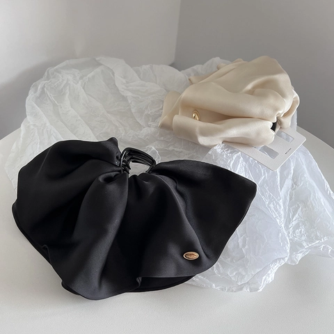 Französischer Retro Übergroße Satin Rüschen Haarkralle Plissierter Stoff Ponytail Halter mit Gold Metall Dekor Damen Zubehör