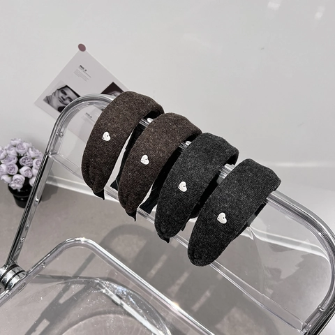 Cerchietto per Capelli in Tessuto a Tesa Larga Elegante da Donna Imbottito High Skull Top per Autunno Inverno con Cuore in Metallo