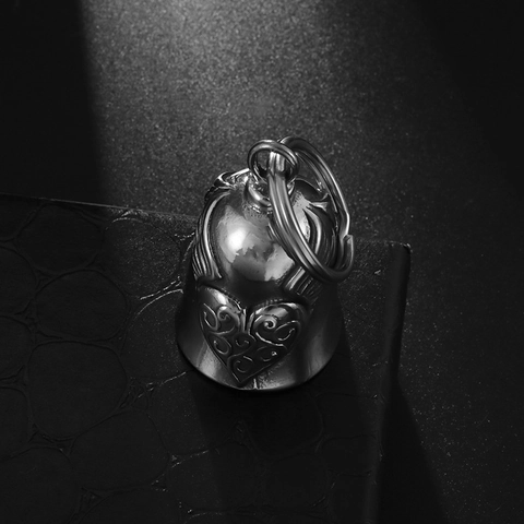 Pendentif Cloche en Alliage Vintage Porte-clés Cœur Aile Relief Cloche de Gardien de Moto Punk Gothique Bijoux de Mode Cadeau pour Hommes Femmes