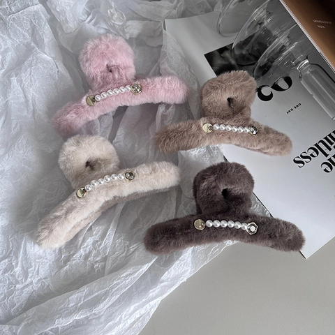 Elegant Faux Fur Hair Claw Clip Large Winter Plush Hair Catch Barrette With Artificial Pearl Rhinestone For Women Hair Styling